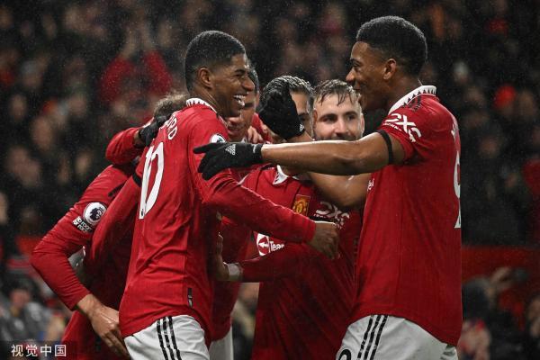  曼联防线送礼伯恩茅斯，滕哈赫变阵遇危机  